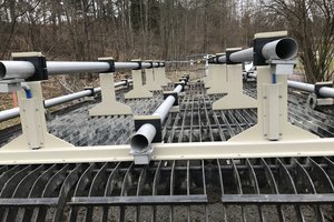 Main and counter electrodes mounted on a grate field